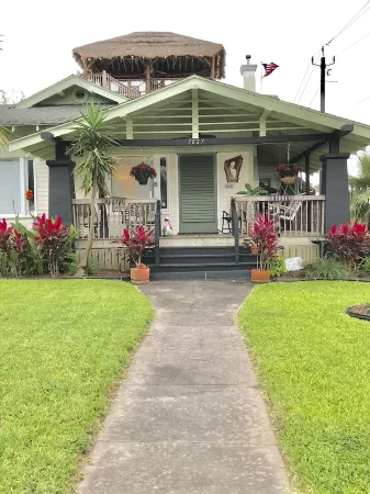 Pet-friendly home with hot tub and located near Seawall. Отели рядом с достопримечательностью «Port Of Galveston»