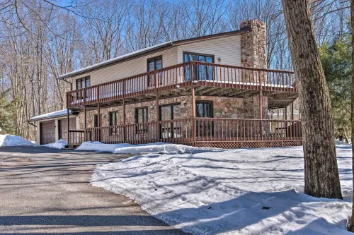 Modern & Rustic Lake Home in Poconos