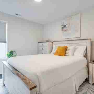 Modern, Spacious Whole Unit Traveler's Home! Rooms