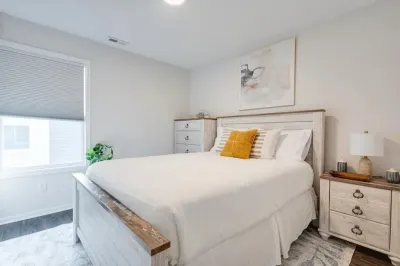 Modern, Spacious Whole Unit Traveler's Home! Hotel in zona Lakeside Park South