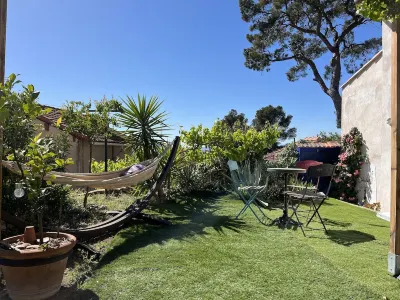 Panoramic View of Marseille and Sunset, Calm, Nature and Garden Lacoste 주변 호텔