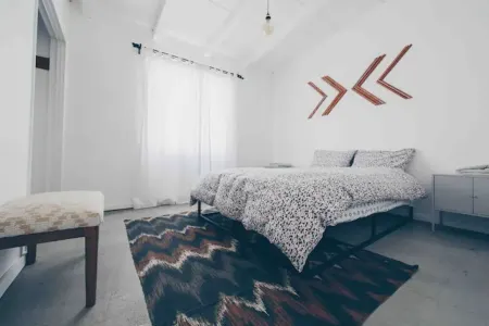 Pink, Architect-Appointed House! 3 min from JTNP. Отели в г. Туэнтинайн-Палмс