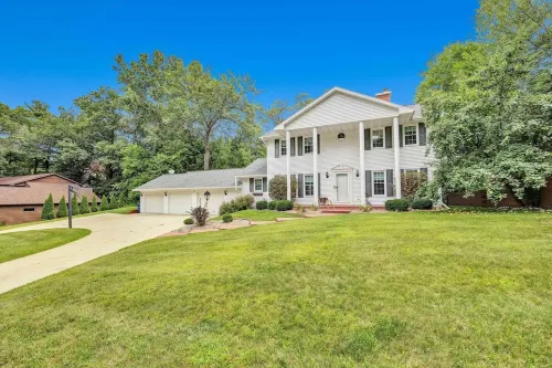 Huge 5 bedroom home close to everything!