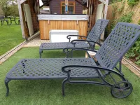 Found at the foot of Roundway Hill with it's own secluded garden. Pet friendly.