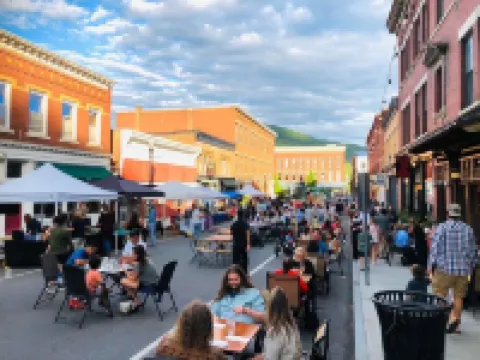 Adventure Ready Ranch Sleeps 10 & 0.7 mi to GB Main St. Wi-Fi + Hot Tub.