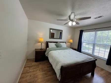 Cozy house close to the Branson strip and all golfing courses! kids friendly. Отели рядом с достопримечательностью «The SKY Deck at Parakeet Pete's Waterfront Zipline»