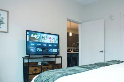 Luxurious Apartment in the Heart of Downtown Louisville! King Bed, Pool, Gym! Отели в г. 