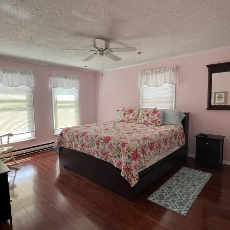 CANAL FRONT - GREAT VIEWS - 5 BDRM, 3&1/2 BATHS, 2 KINGS, GOLF, RELAX...