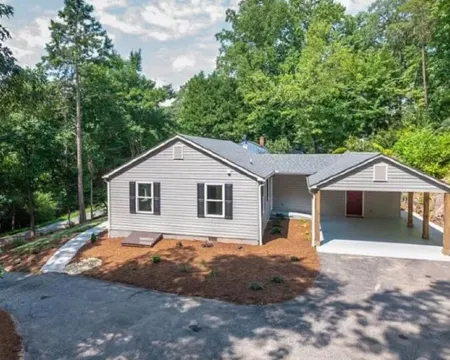 Bright New Cozy Cottage -  1/2 mi from downtown. Hotels in Tryon