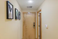 European Village King Suite Retreat: Unwind, Explore, Beach, Work!