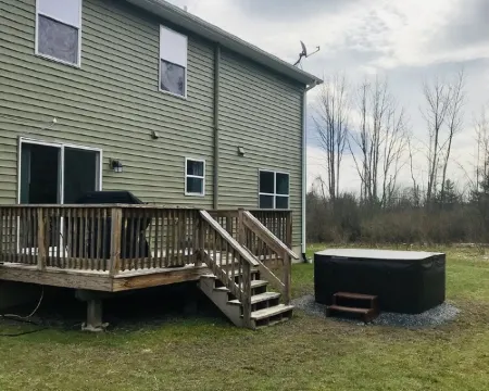Mountain retreat/Hot Tub/Ski/Hike/Water Park/WIFI/Fire Pit Hotels in Durham