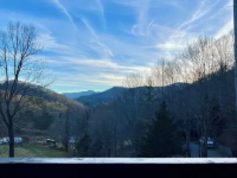 Cozy Cabin-WiFi, Game Room, Mountain Views, Hot Tub Fully Stocked, Pet Friendly! Hotels in Watauga