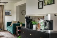 12-mins walk to ND: BBQ - Old Money Sports Glam. Pet Friendly!