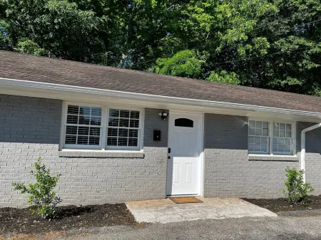 Cozy Apt. Near Downtown (2BR, 1BA, 3 beds) Отели в г. Данин