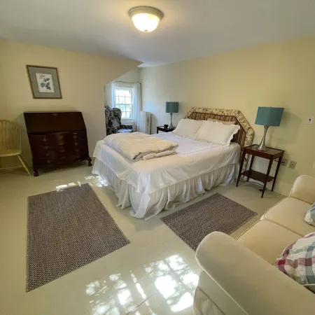 Apartment in historic harbor overlooking the harbor Отели в г. Бристоль
