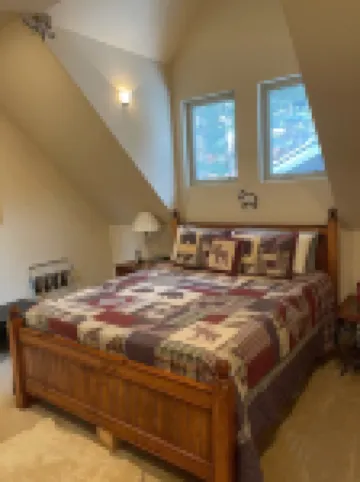 Charming cabin centrally located close to speedboat beach, Kings Beach & skiing