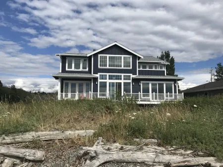 Oceanfront at Sandy Point Shores. Отели рядом с достопримечательностью «Silver Reef Casino»