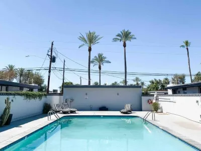 Arcadia Condo with a Pool! Perfect Location!