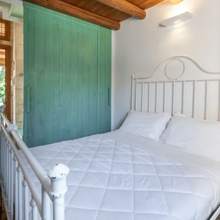 Rustic chic villa with large veranda, private pool, barbecue and free WiFi