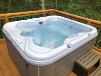 Custom Builder just completely  remodeled this Mountain Chalet..with Hot Tub! 라이즈 갑 주변 호텔