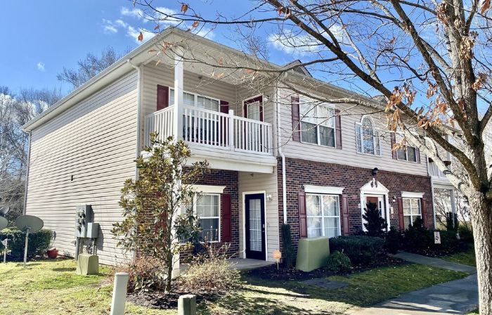 Lake Norman Condo near Charlotte! Great Location steps from downtown Cornelius!