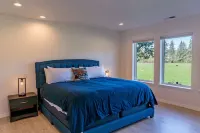 TRASK RIVER FISHING LODGE: New Riverfront Luxury with acreage and great views!  호텔