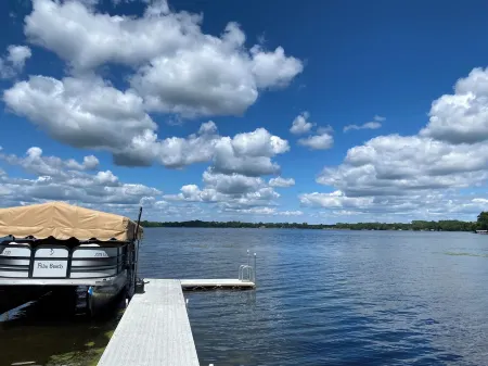 Beautiful Lake Manuella home, perfect for families!  Relax, fish, swim, boat. Отели в г. Элсуэрт