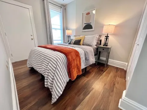 Spacious 3 Bedroom Sleeps 5 - Walk to Botanical Garden - Long Term Pet Friendly Отели рядом с достопримечательностью «Парк Клифтон Хайтс»