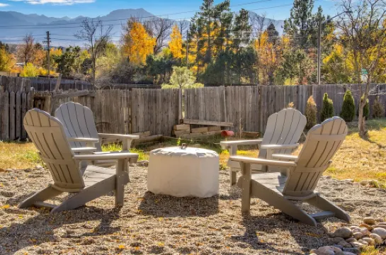 Relaxing Modern Basement Suite w/Private Entrance