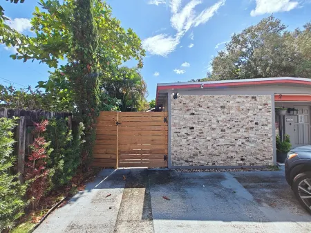 Queen. Minutes to Wilton drive. Private entrance and bathroom Отели в г. Уилтон Манорс