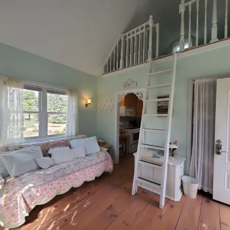 Make Lasting Memories In This Adorable Vineyard Cottage!