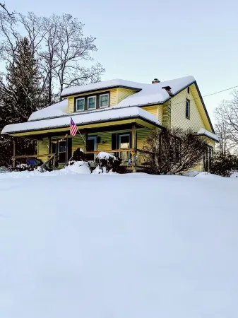 Family friendly with fireplace and swingset