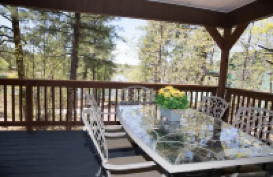 SPECTACULAR MOUNTAIN BLUFF CABIN WITH LAKE VIEWS-FENCED