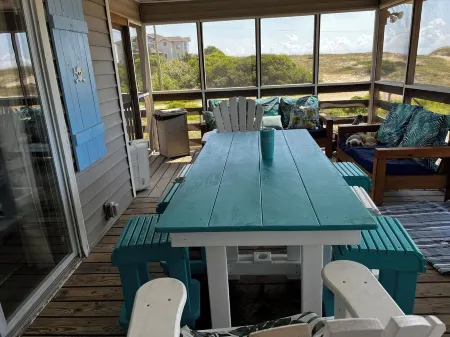Book NOW! Dog friendly, partial Ocean View, 4x4 Area, Cozy Beach cottage .