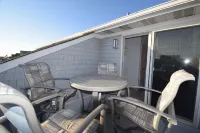 Manhattan on the Beach! Beach block just a short walk up the block