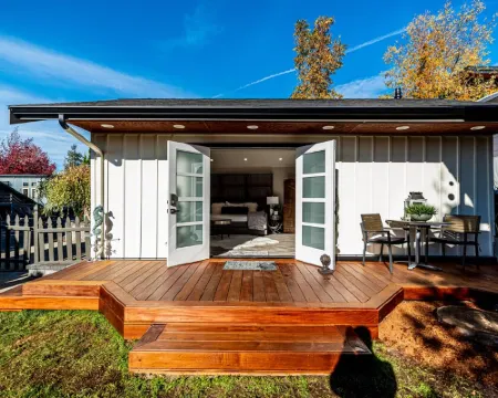 Downtown Kirkland Lakeview House and Guest Cottage Hotels in Kirkland