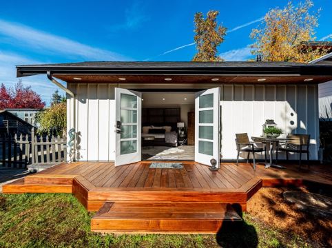 Downtown Kirkland Lakeview House and Guest Cottage