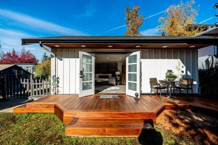 Downtown Kirkland Lakeview House and Guest Cottage Отели рядом с достопримечательностью «Южный Киркленд Парк энд Райд»