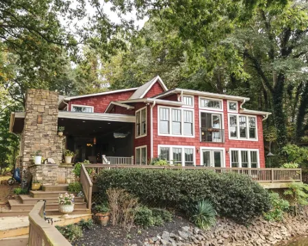 Beautiful Charlotte Lake Wylie Waterfront Bungalow Hotels in Steele Creek