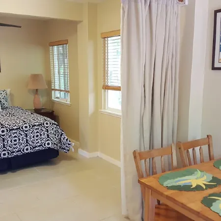 Awesome private studio w/AC one block to Sunset Beach