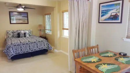 Awesome private studio w/AC one block to Sunset Beach