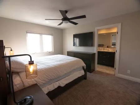 Just Finished and Furnished!  Spacious Luxury Condo 326 Stimson Ave, Pismo Beach Отели рядом с достопримечательностью «Pismo Bob's True Value»
