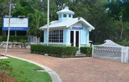 Mariners Club Oceanfront Condo, Water views from every room, Tennis & Pickleball Отели рядом с достопримечательностью «Dolphins Plus - Key Largo»