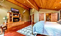 Luxury Tahoe/Donner Home w/Mountain Views, Sauna & Hot Tub! - 6 Bed / 4.5 Bath - balcony
