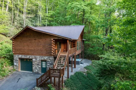 Bearadise Mtn Lodge! Hot Tub+Fire-Pit, Grill, WiFi, Golfing, Hiking & Fishing!