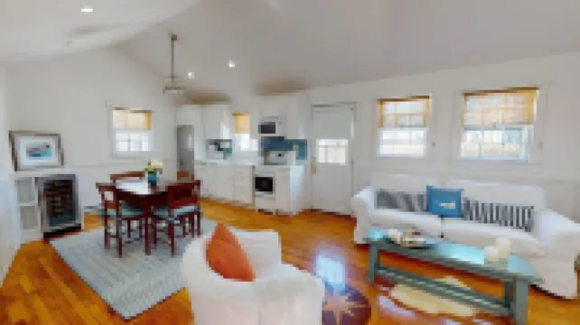 Save Now for Stroll and Winter! Charming Cottage, Close to Lower Main Street.