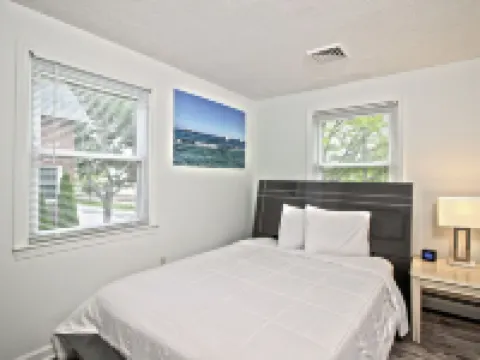 RIVERVIEW VILLA AT OCEAN BEACH: 5 QUEEN BEDS 新倫敦酒店