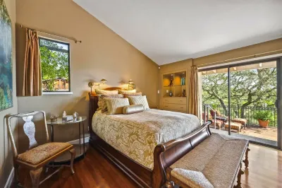 Amazing Get-Away! Enjoy the Views! Relax on Deck or by Pool. Minutes to Plaza. Maxwell Farms Regional Park附近的飯店