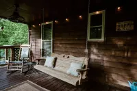 Riverfront cabin on Chauga River "Boarhogs  Place"