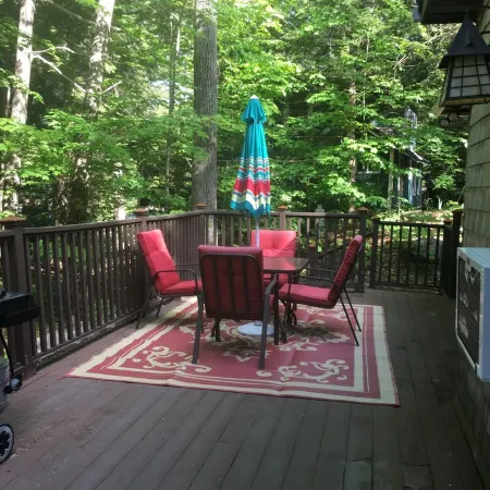 Private, Spacious Lakefront Home: Mooring & Floating Dock & Walk to Quaint Town